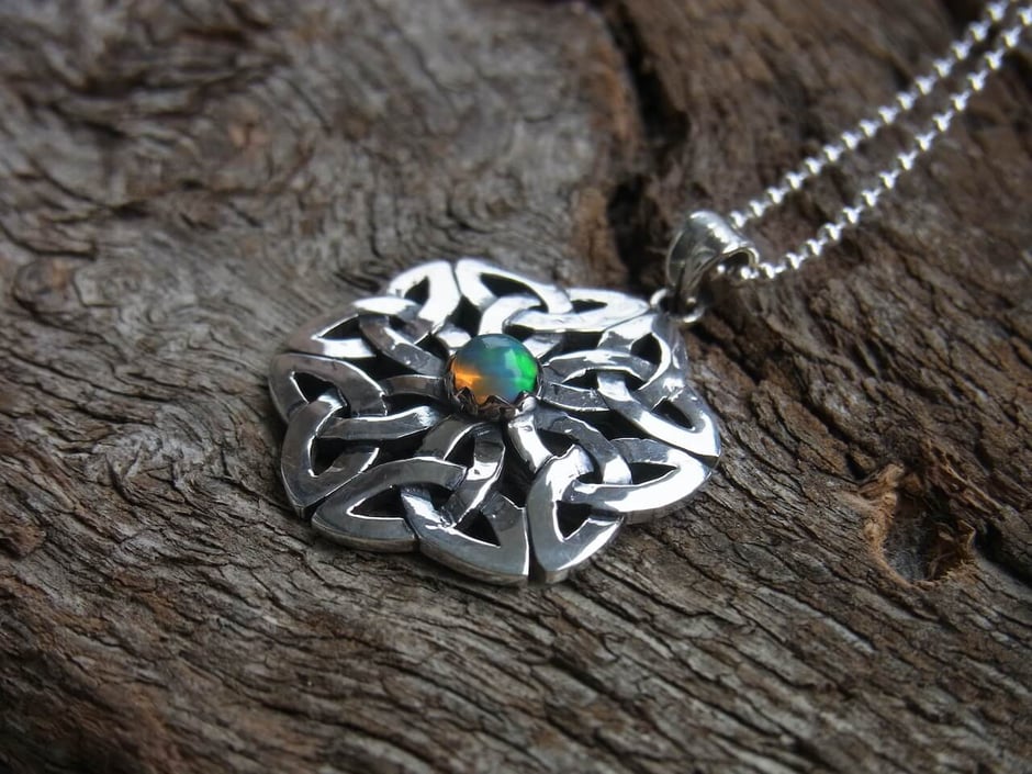 Kette mit endloser Knoten Anhänger aus Silber mit Opal