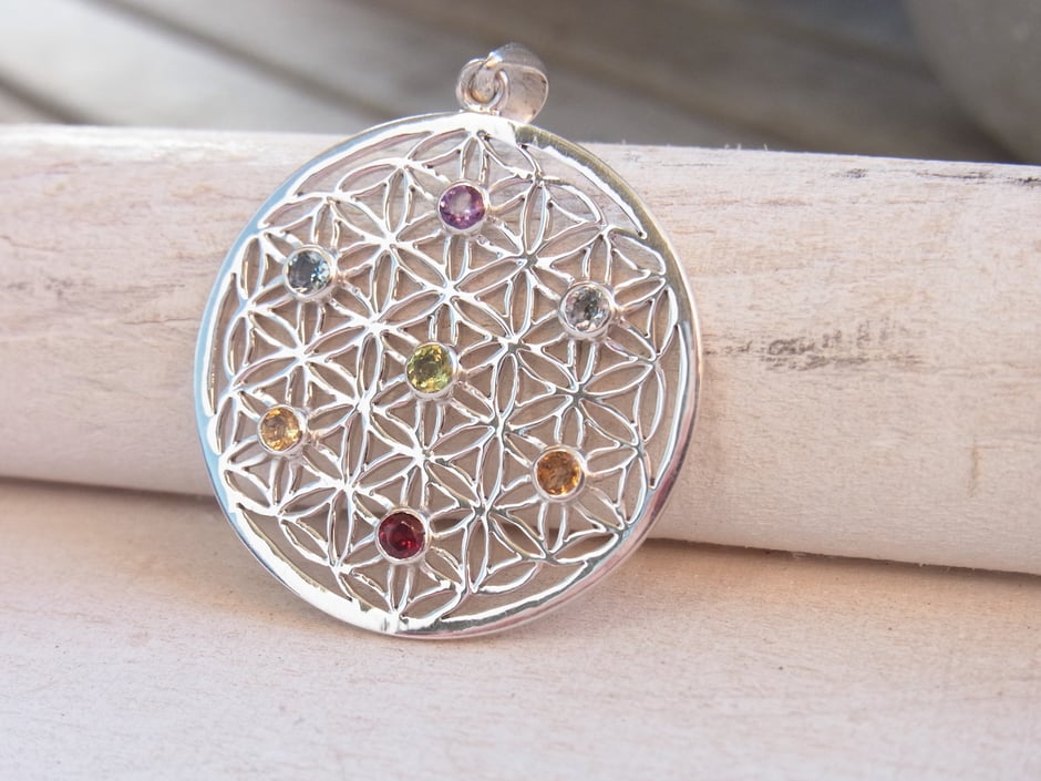Blume des Lebens Anhänger mit 7 Edelsteinen Silber hochwertig