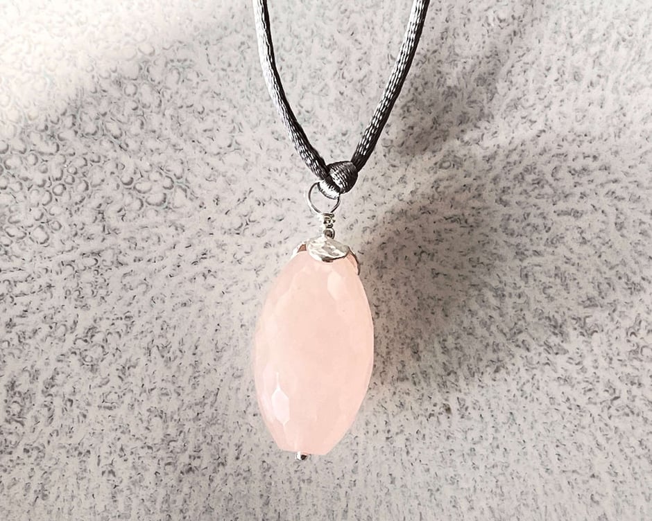Seidenband mit großen Rosenquarz Stein Anhänger