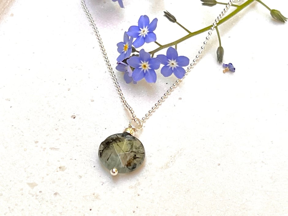 Filigrane Silberkette mit flachem grünem Prehnit Stein Anhänger