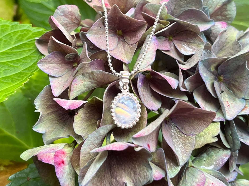 Silberkette mit schillernden Regenbogen Mondstein Anhänger in Silber