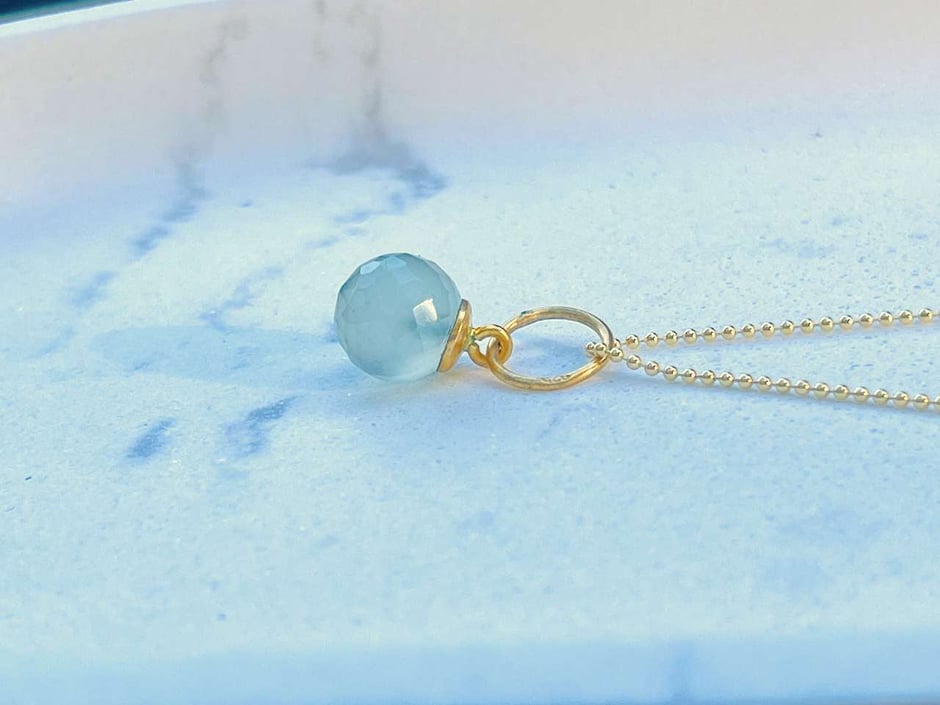 Zarte goldene Kette mit einer Aqua Chalcedon Kugel