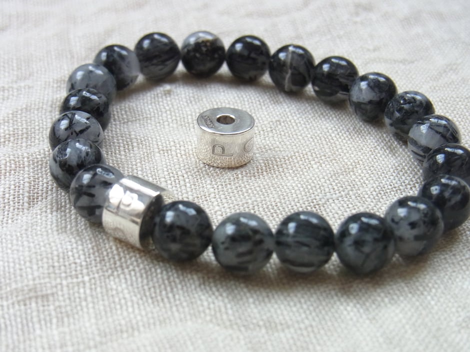 Edelsteinarmband mit Turmalinquarz und Gravur POWER auf Silberperle