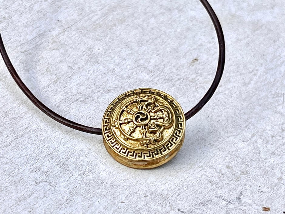 Lederband mit buddhistischem Dharma Chakra und Kalasha Symbol Anhänger - Buddhistischer Schmuck 