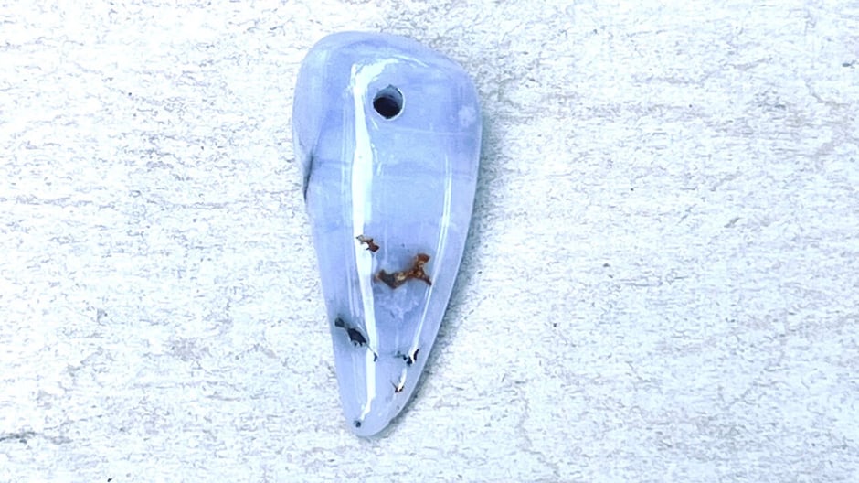 Hellblauer Chalzedon Anhänger gelocht 