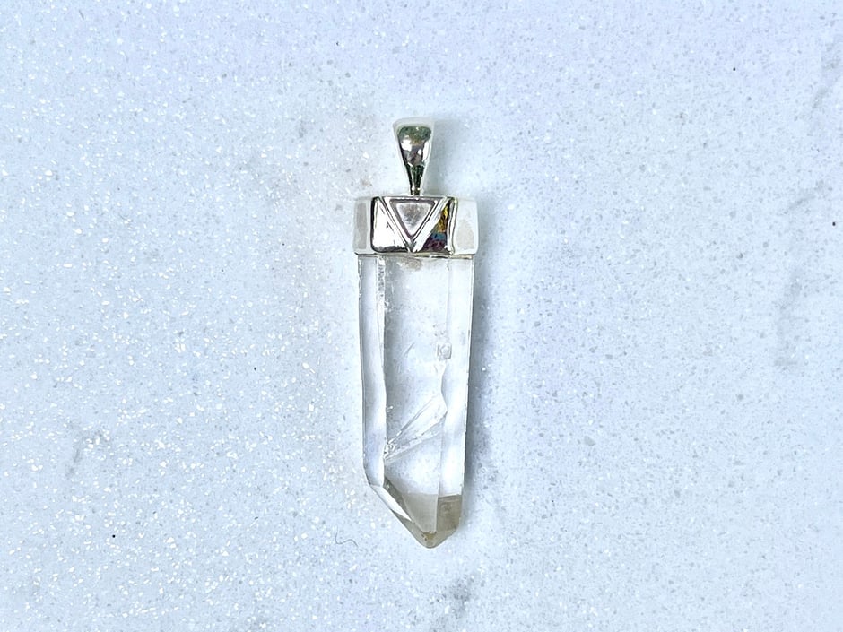 Anhänger mit klarer Kristallspitze in Silber gefasst