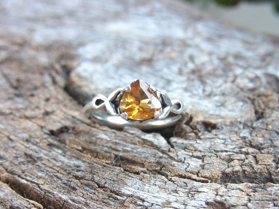 Eleganter Damen Ring mit geschliffenen Citrin Stein in Silber - Handgefertigter Ring mit herzförmigen Edelstein