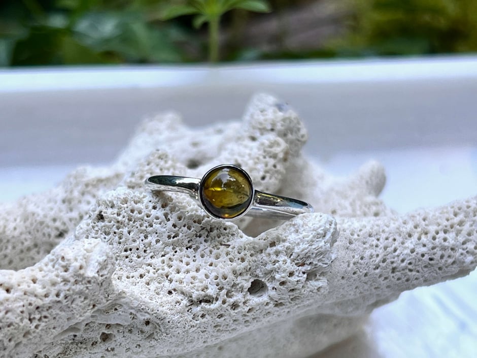 Ring mit grünem Turmalin Cabochon in Silber gefasst