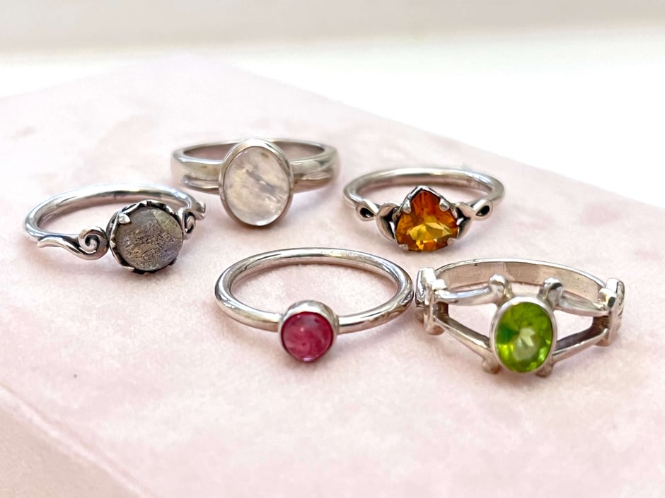 Handgefertigte Damen Ringe mit Edelstein in Silber gefasst - Unikate in Nepal gefertigt