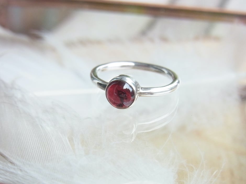 filigraner Damen Ring mit Granat Cabochon in Silber