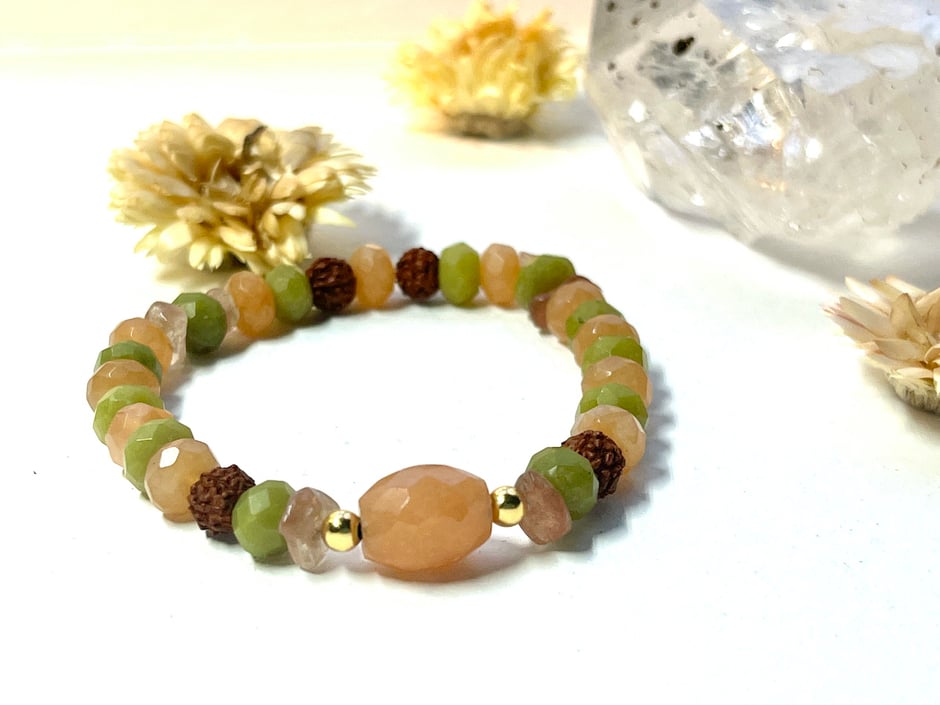 Armband mit grünen Serpentin, orange Aventurin, Sonnenstein Splitter und Rudraksha Samen aus Nepal 