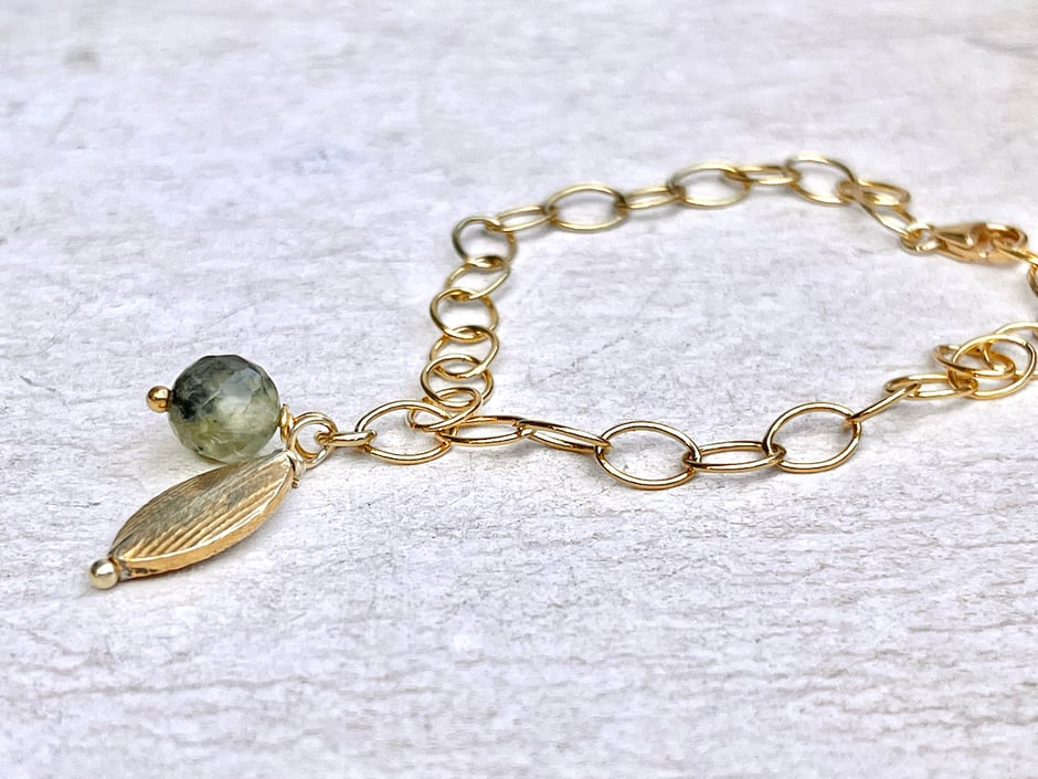 goldenes Armband mit Prehnit Stein in gold