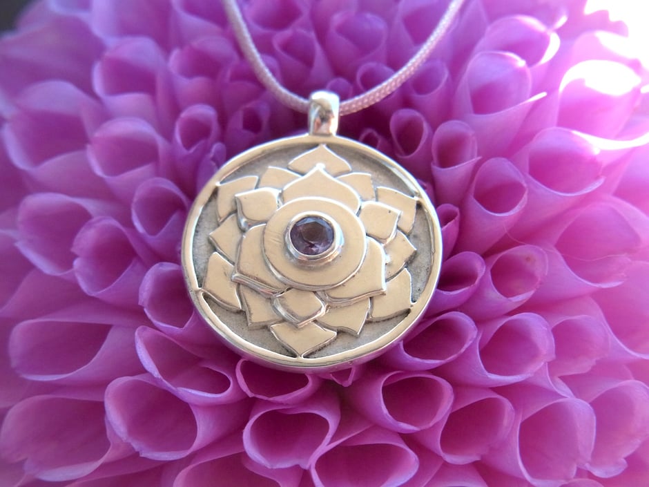 Kette mit rundem Lotusblume Amulett mit einem kleinen Amethyst in Silber gefasst