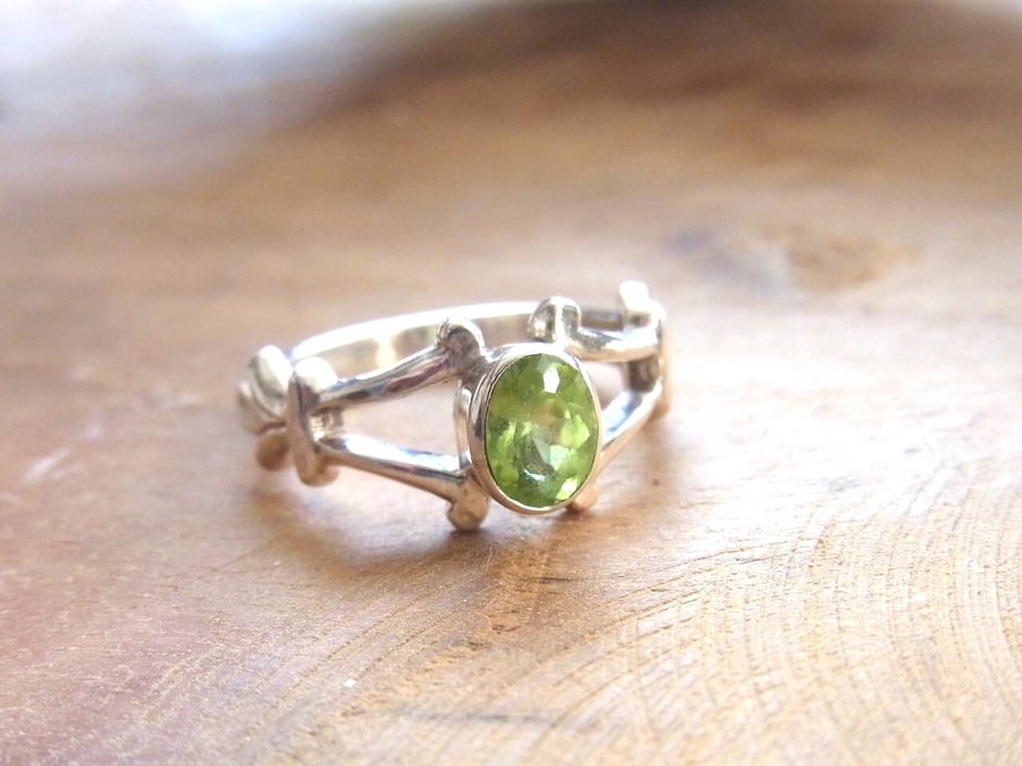 Handgefertigter Peridot Ring aus Silber
