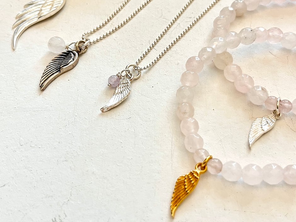 Ketten und Edelstein-Armbänder mit Engelsflügel und Feder Anhänger in silber und gold