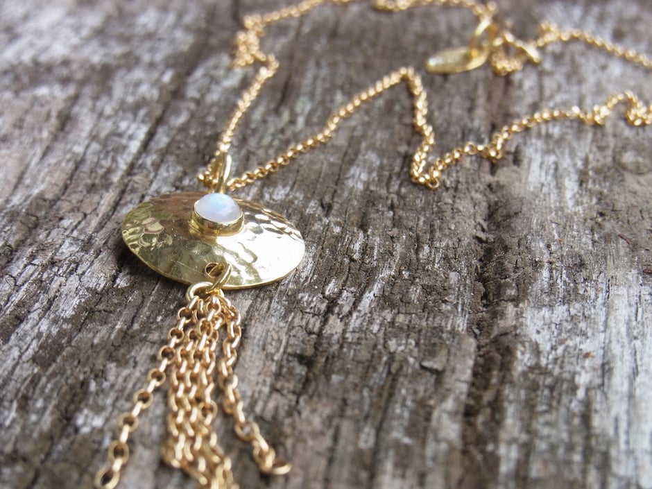 Goldene filigrane Kette mit goldenen Anhänger und Mondstein Cabochon in gehämmerten vergoldeten Silber