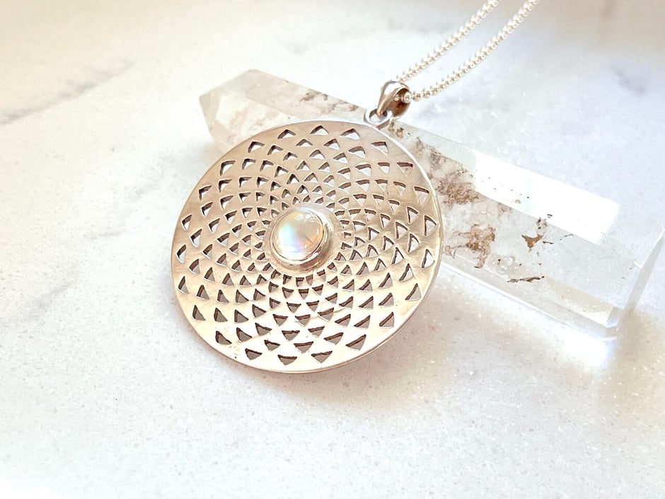 Sahasrara Chakra Anhänger mit rundem Regenbogen-Mondstein im Zentrum in Silber gefasst
