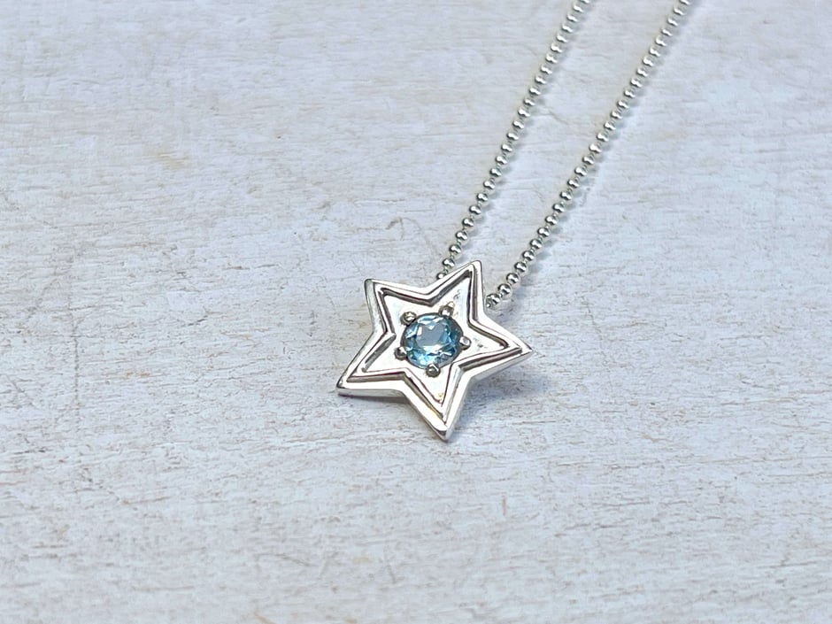 Feine Silberkette mit handgefertigten Stern Anhänger und Blautopas in Silber gefasst