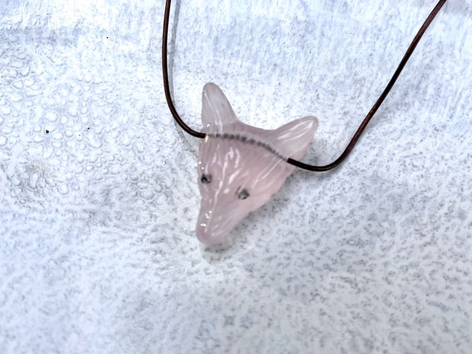 Lederband mit Wolfskopf Anhänger aus Rosenquarz 