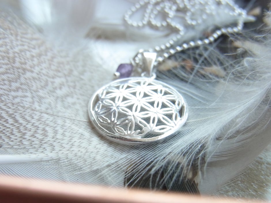 Kette mit kleinem Blume des Lebens Anhänger und einer kleinen Amethyst Perle
