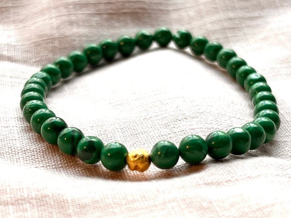 Filigranes Armband mit kleinen Malachit Kugeln und goldener Spirale