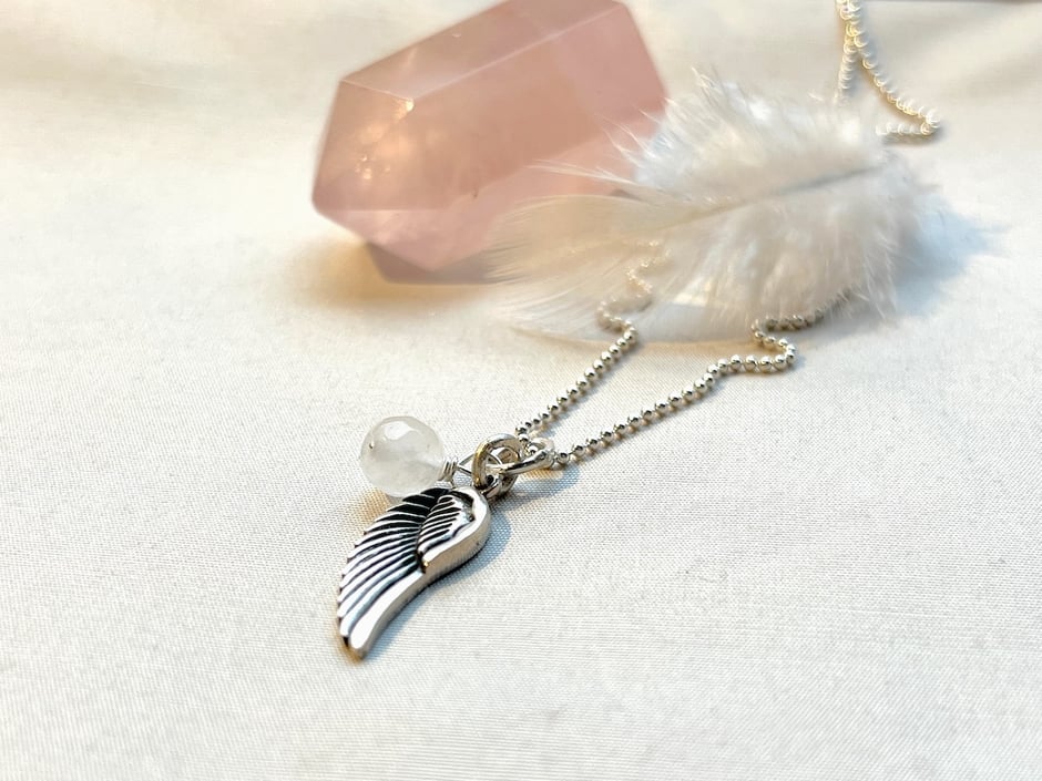 Zarte Kette mit kleinen Engelsflügel Anhänger in 925 Silber und kleiner Rosenquarz Perle