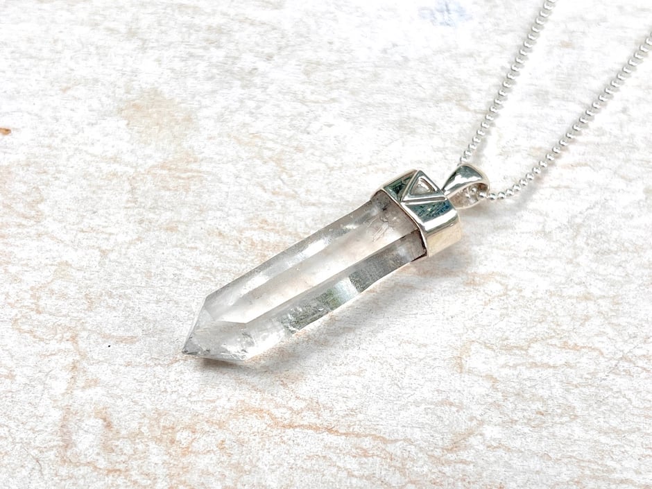 Himalaya Kristall in Silberkappe als Anhänger mit Kette in Silber