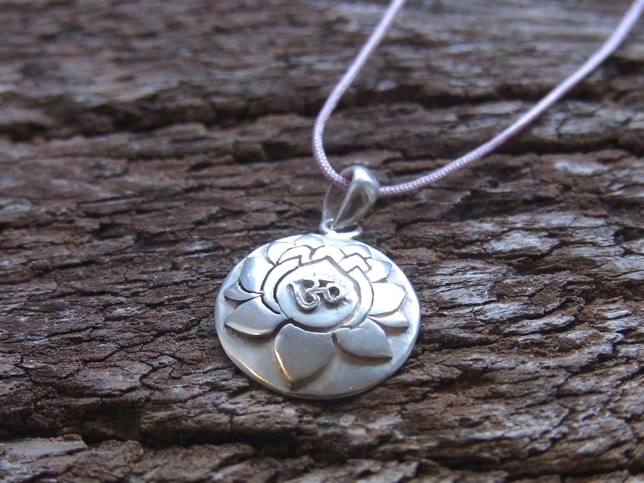 Handgefertigter runder Lotusblume OM Anhänger in Silber mit Kette