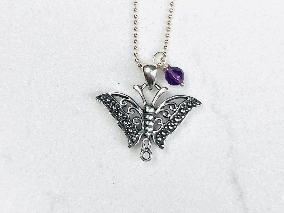 Kette mit Schmetterling Anhänger in Silber und kleiner violetten Amethyst Perle