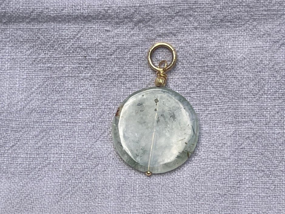 Steinanhänger mt Prehnit und grünen Turmalin Fäden