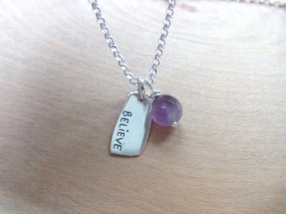 Kette mit Gravur Anhänger BELIEVE und Amethyst Silber
