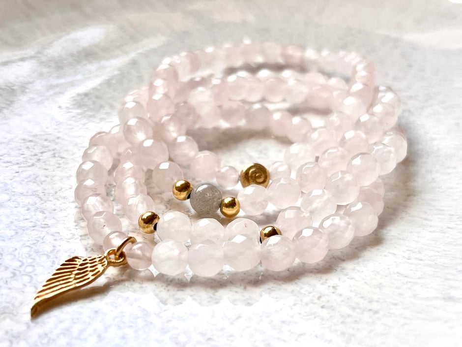 Rosenquarz Armbänder mit goldenen Kugeln und Engelsflügel - handgefertigter Edelstein Schmuck