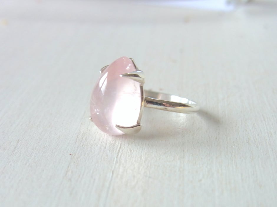 Schmaler Damen Ring mit seidig glänzendem Rosenquarz Cabochon in Silber gefasst