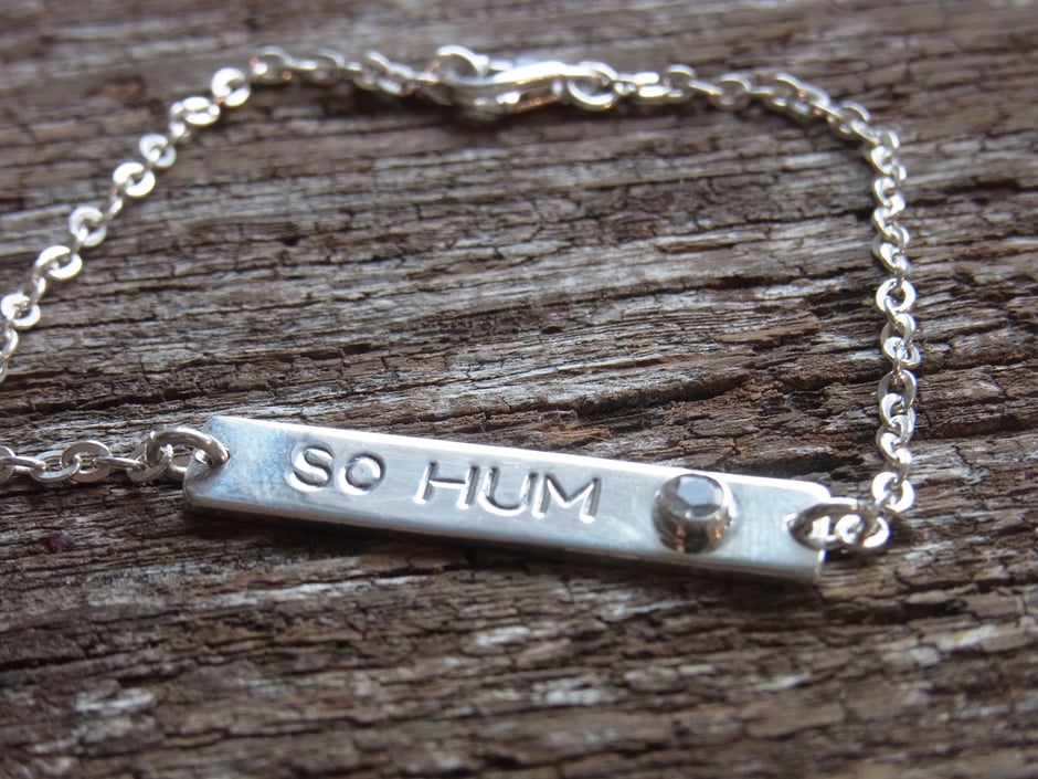 Handgefertigtes Armband mit Gravur Mantra SO HUM auf Silberschild 