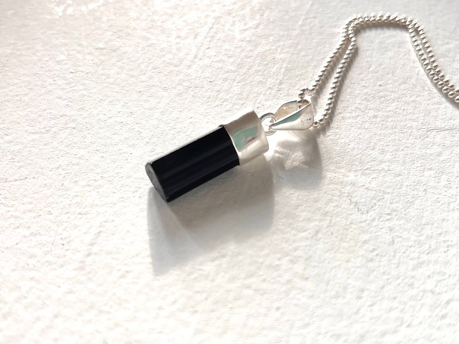 Silberkette mit schwarzen Turmalin Anhänger in Silberkappe