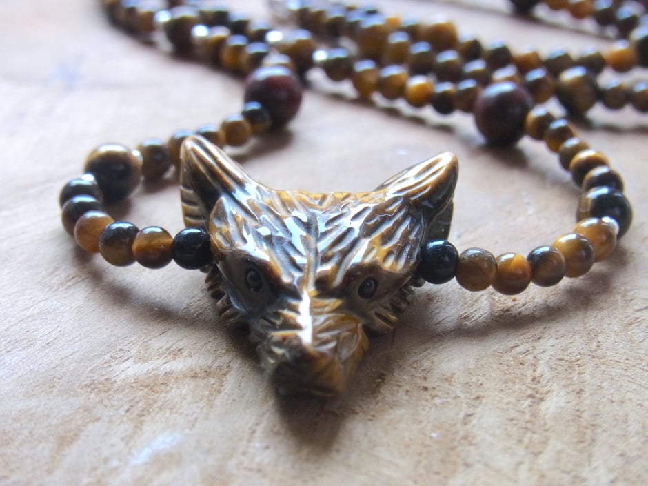 Edelsteinkette mit Wolf und Kugeln aus Tigerauge und Onyx