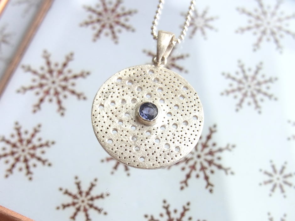 Kette "Stardust" mit handgefertigten Amulett mit Iolith und Spirale in Silber 