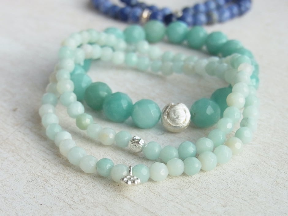 Edelstein Armbänder mit Amazonit Perlen in verschiedenen blau-grün Tönen und Silberelementen