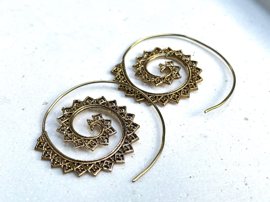 Goldene indische Spirale Ohrringe aus Messing - dein perfekter Festival Look
