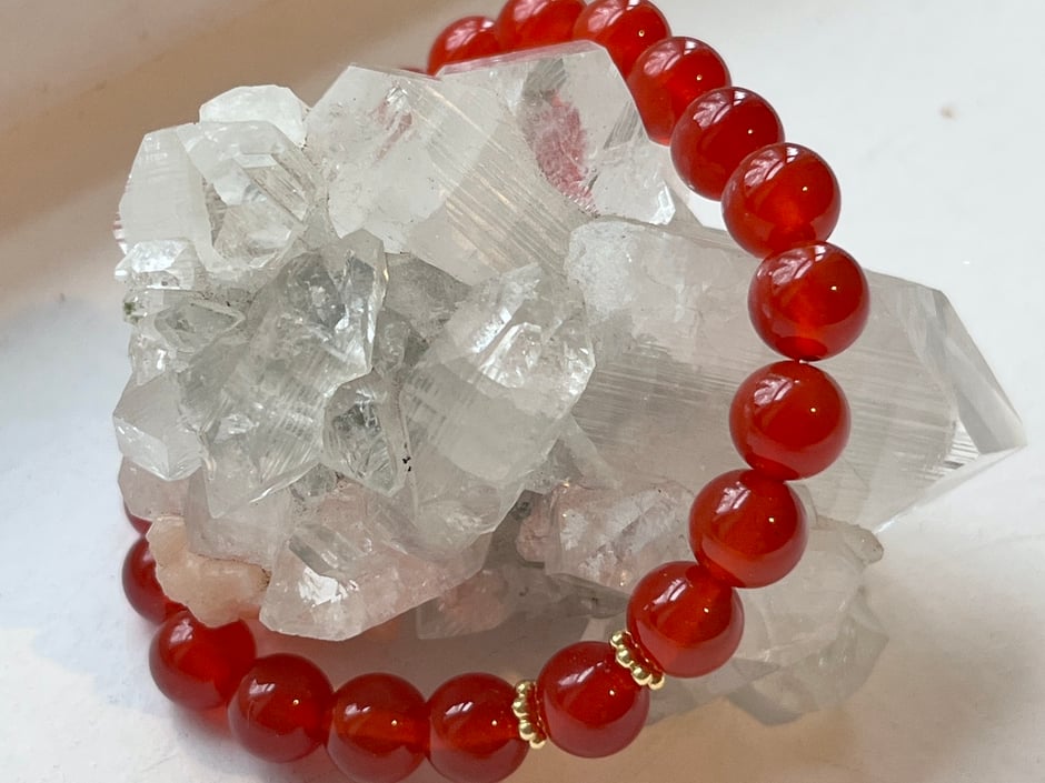 Edelstein Armband mit leuchtenden roten Karneol Kugeln