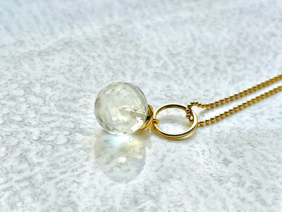 Goldene filigrane Kette mit hellgrüner Amethyst Kugel