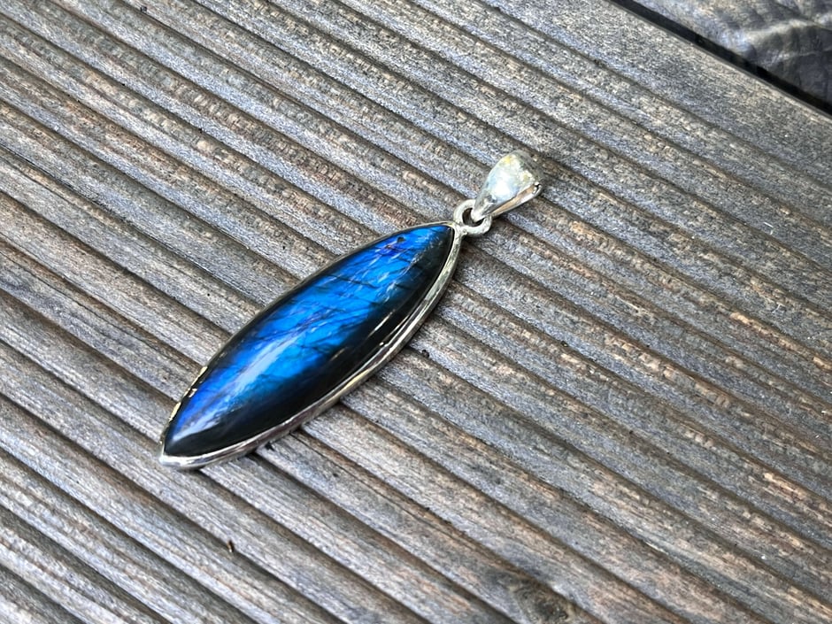 Blauer Labradorit Anhänger in Silber gefasst