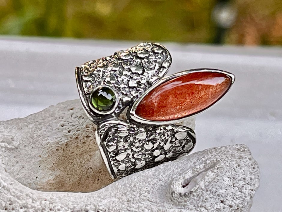 Hochwertiger auffälliger Ring mit Sonnenstein und grünen Turmalin in gehämmerten Silber
