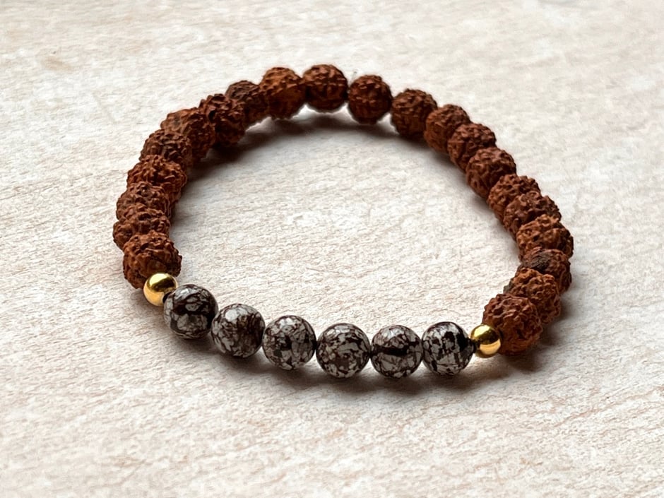 Armband mit Rudraksha Samen aus Nepal und braun gesprenkelten Achat Kugeln
