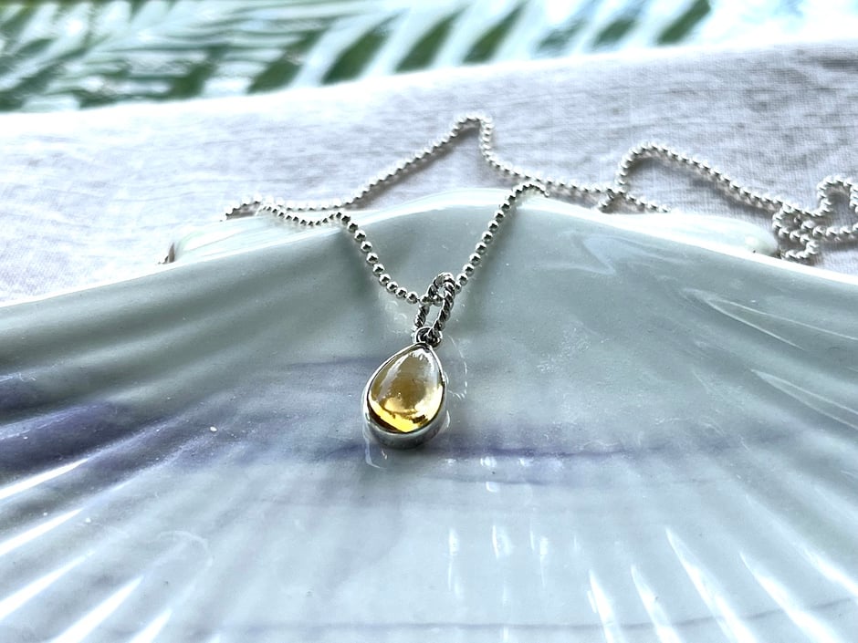 feine Kette mit kleinem Citrin Tropfen Anhänger in Silber gefasst