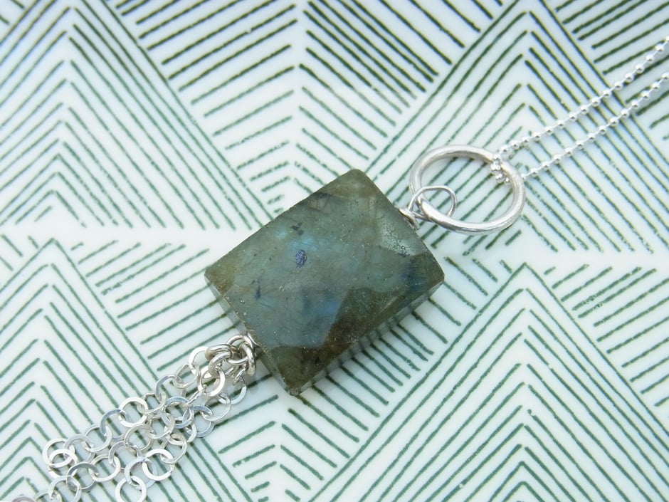 Silberkette mit rechteckigen Labradorit Stein Anhänger und Verlängerungskettchen aus Silber