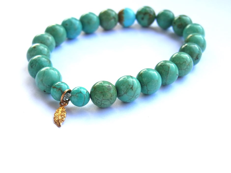 Edelstein Armband mit blau grünen Türkis Kugeln und einem kleinen vergoldeten Blatt Anhänger