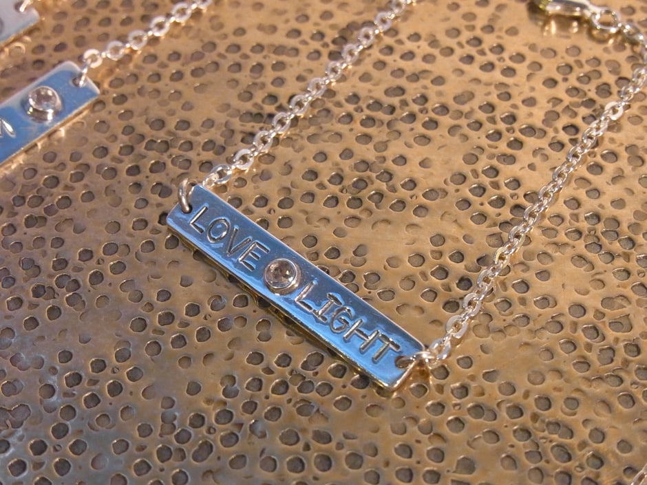 Silberarmband mit Schild und Gravur Love Light und einem kleinen Mondstein in Silber gefasst