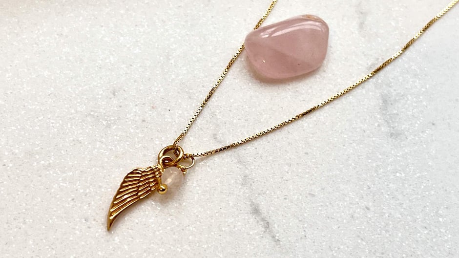 Feine goldene Halskette mit kleinem Engelsflügel in gold und einer Rosenquarz Perle