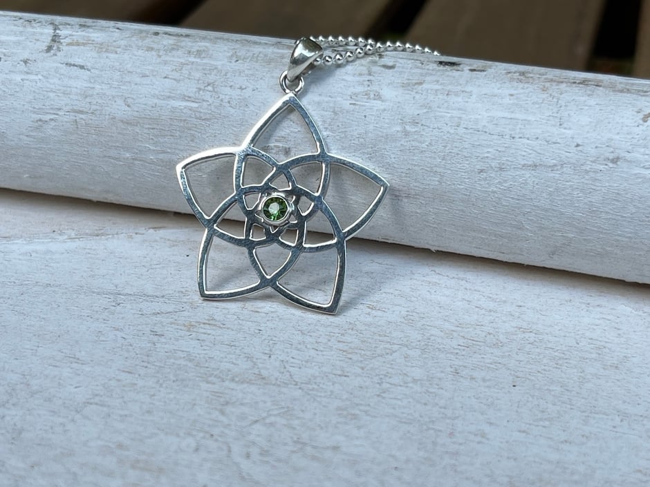 Kette mit Venusblume und grünem Turmalin Anhänger in 925 Silber - handgefertigter Schmuck für Liebe und Harmonie